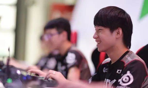 杜兰特连续得分，全队士气高涨