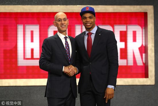 执法有温度，马宁在点球大战结束后，安慰南通队失点队员